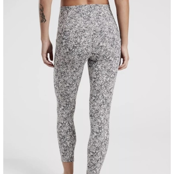 Athleta Salutation Stash Pocket 7/8 tights Size XS - Picture 8 of 8